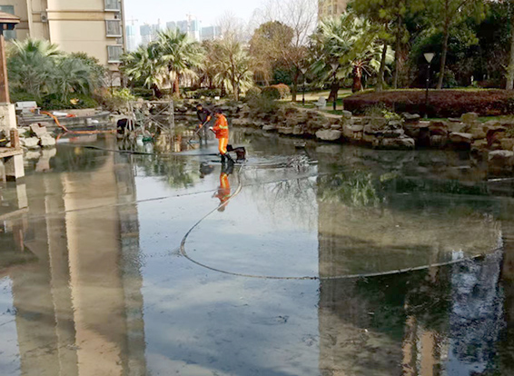 金江镇景观池淤泥清理