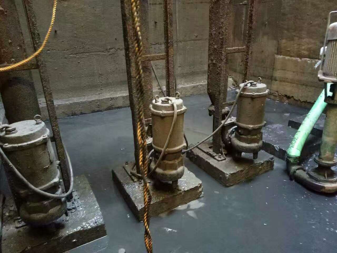 金江镇污水池清理