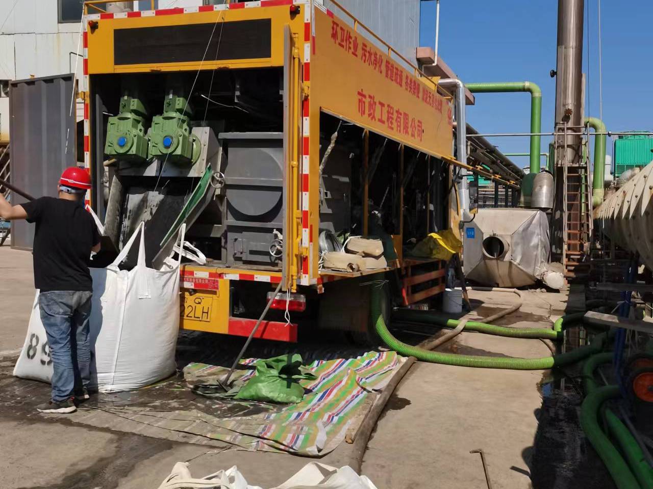 金江镇淤泥压干处理