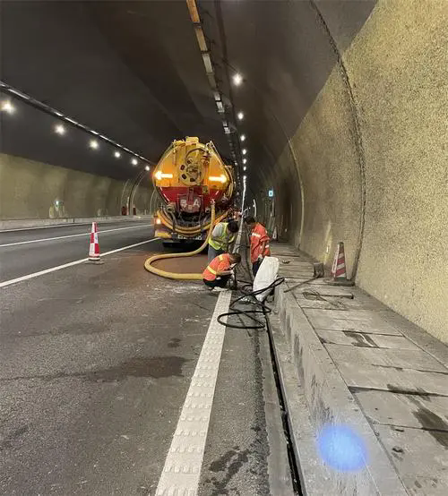 金江镇隧道排水渠清淤